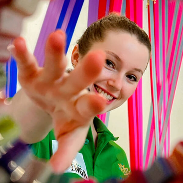 Group painting class Dubai - friends painting together